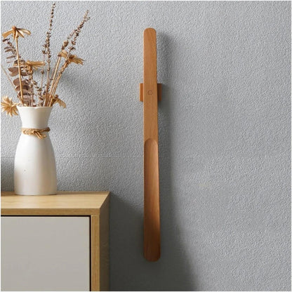 Magnetiskt Skohorn i Massivt Trä – Stilren Väggmontering